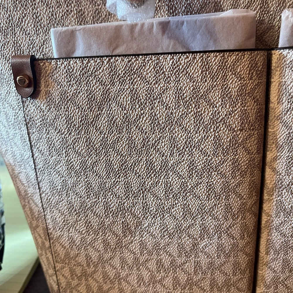 Micheal Kors tote bag. Brand new with tags. - Picture 3 of 10